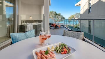 One Bedroom Partial Beach View | Terrace/patio