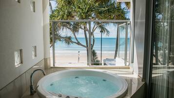 One Bedroom Beachfront Spa | Private spa tub