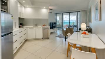 Suite, 1 habitación, para no fumadores, cocineta (One Bedroom Beachfront Spa) | Cocineta privada | Refrigerador con congelador, microondas y parrilla de estufa