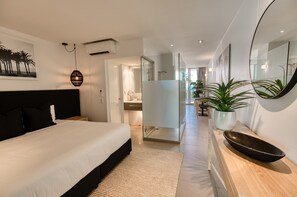Beachfront Spa Studio Penthouse - On The Beach Noosa (Noosa Heads)
