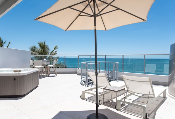 One Bedroom Beachfront Spa Penthouse | Terrace/patio - On The Beach Noosa (Noosa Heads)