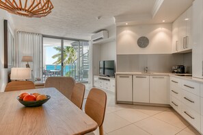 Suite, 1 habitación, no fumadores, cocina básica (One Bedroom Beachfront Spa Penthouse) | Cocina básica privada | Frigorífico grande, microondas, placa de cocina y lavavajillas