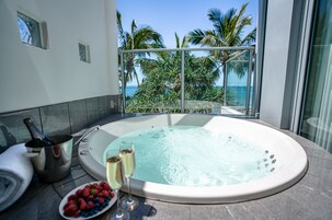 Suíte, 1 quarto, para não fumantes, cozinha americana (One Bedroom Beachfront Spa Penthouse) | Banheira de hidromassagem particular