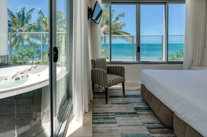 Suíte, 1 quarto, para não fumantes, cozinha americana (One Bedroom Beachfront Spa Penthouse) | Cofres nos quartos, individualmente decorados