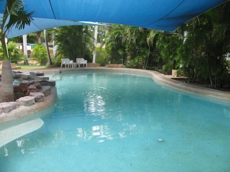 Una piscina al aire libre