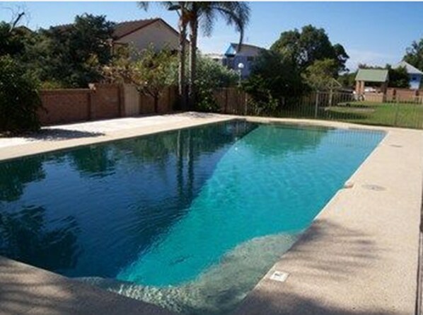 Outdoor pool, pool loungers - Huskisson Bayside Resort (Huskisson)