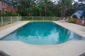 Outdoor pool, pool loungers - Huskisson Bayside Resort (Huskisson)