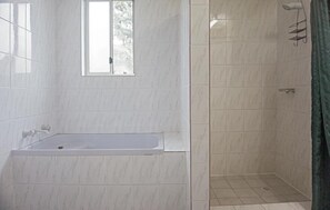 Shower, hair dryer, towels - Huskisson Bayside Resort (Huskisson)