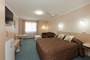 Desk, blackout drapes, iron/ironing board, cribs/infant beds - Abraham Lincoln Motel (East Tamworth)