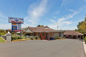 Property entrance - Abraham Lincoln Motel (East Tamworth)