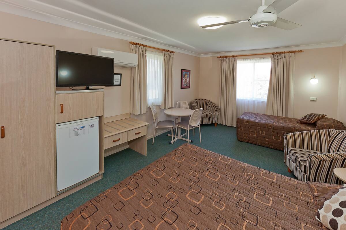 Suite – standard, 1 soverom, ikke-røyk (3 PERSON DISABLED ROOM) | Skrivebord, blendingsgardiner, strykejern/-brett og barnesenger