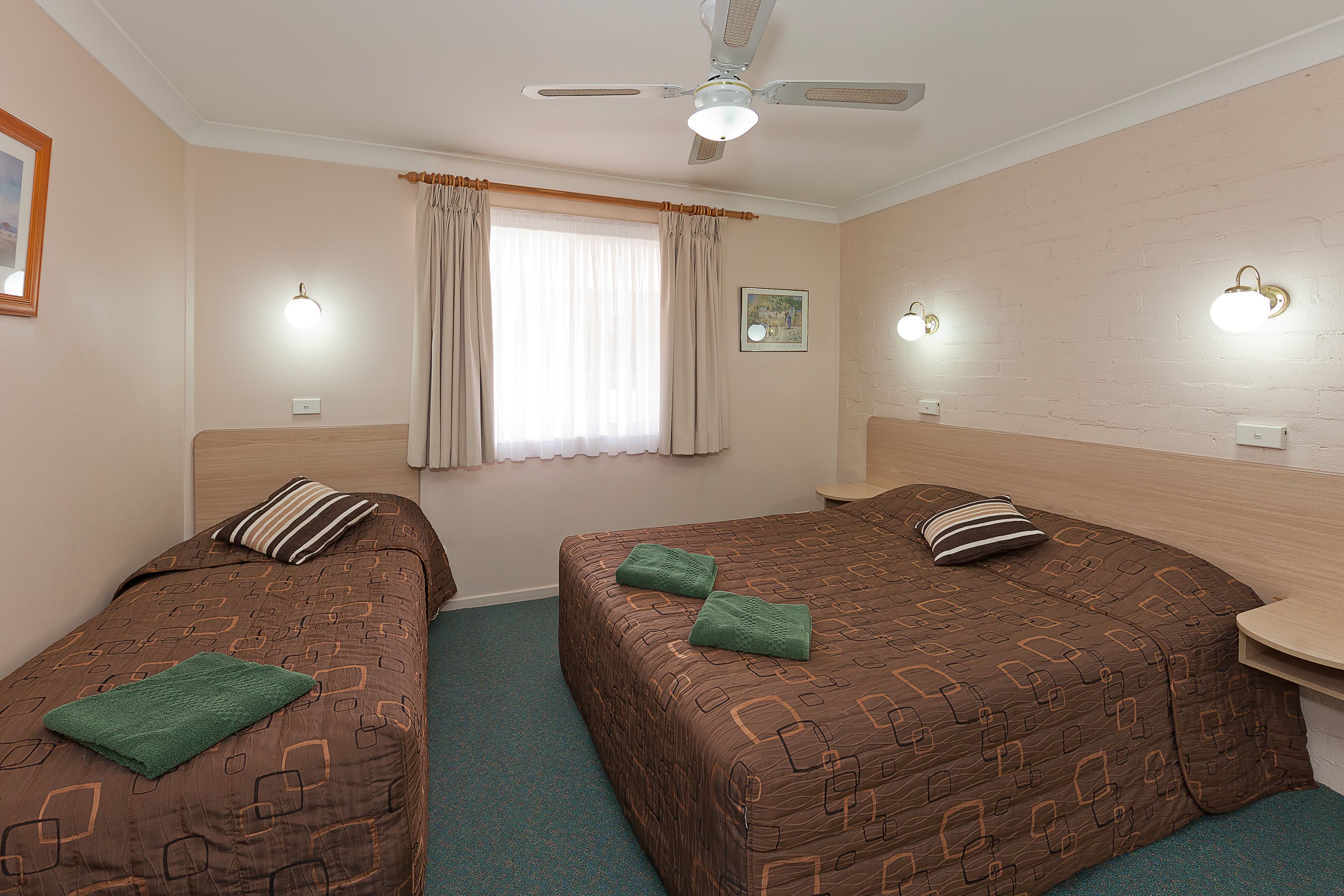 Familien-Suite, 2 Schlafzimmer, Nichtraucher, Kochnische (5 PERSON FAMILY ROOM) | Schreibtisch, Verdunkelungsvorhänge, Bügeleisen/Bügelbrett, Babybetten