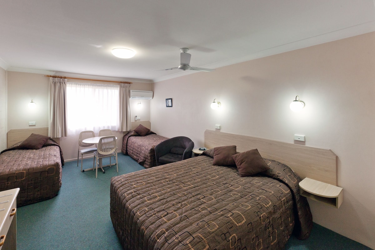 Suite – standard, 1 soverom, ikke-røyk (4 PERSON TRIPLE ROOM) | Skrivebord, blendingsgardiner, strykejern/-brett og barnesenger