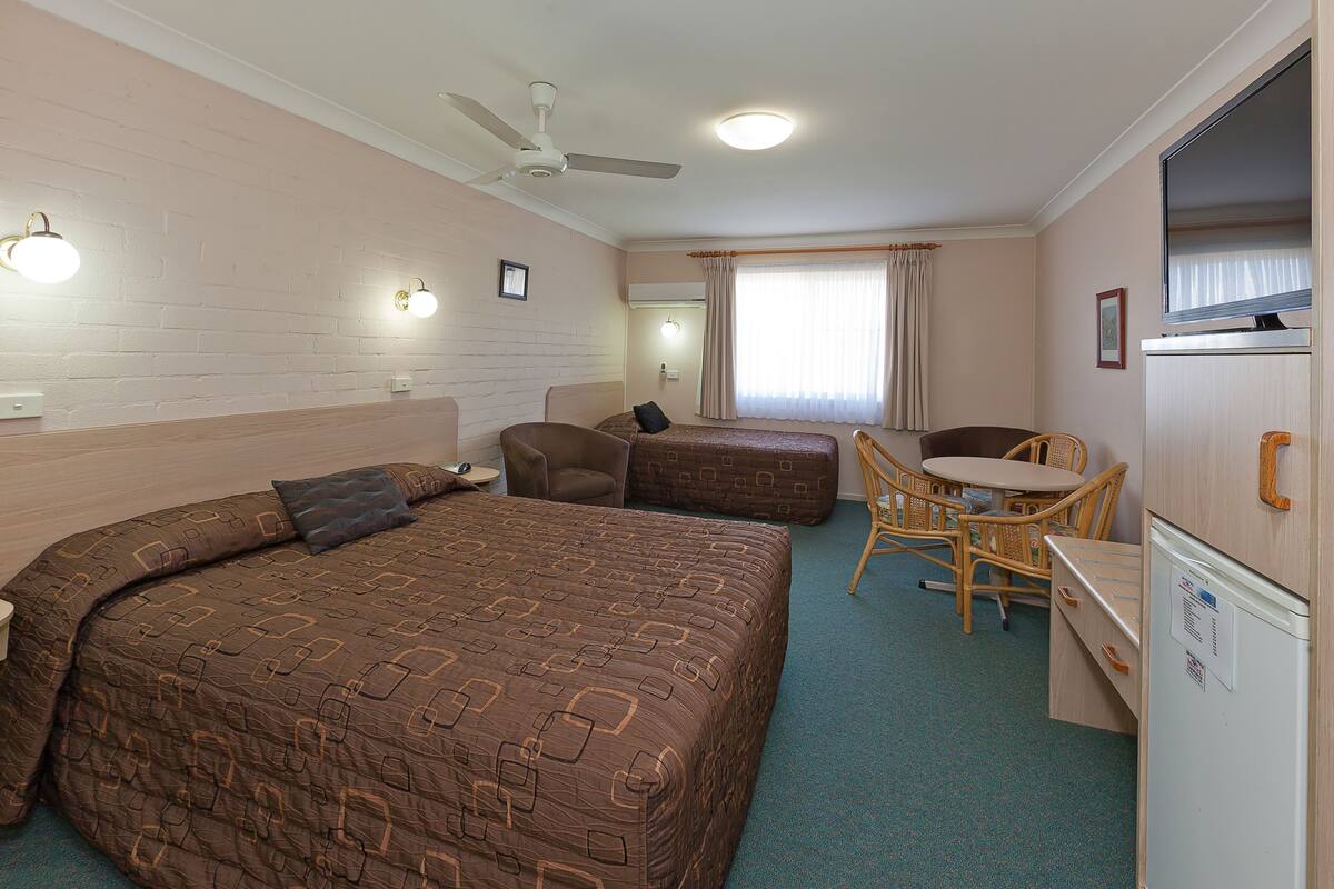 Suite – standard, 1 soverom, ikke-røyk (3 PERSON TWIN ROOM) | Skrivebord, blendingsgardiner, strykejern/-brett og barnesenger