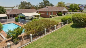 A motel with a swimming pool, fenced yard, and a sign advertising a vacancy. - Abraham Lincoln Motel (East Tamworth)