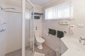 Suíte família, 2 quartos, para não fumantes, cozinha americana (5 PERSON FAMILY ROOM) | Banheiro | Chuveiro, produtos de toalete grátis, secador de cabelo 
