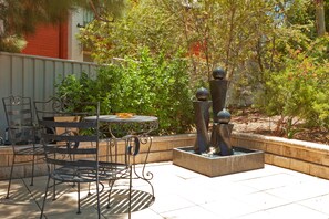 Fountain - Abraham Lincoln Motel (East Tamworth)