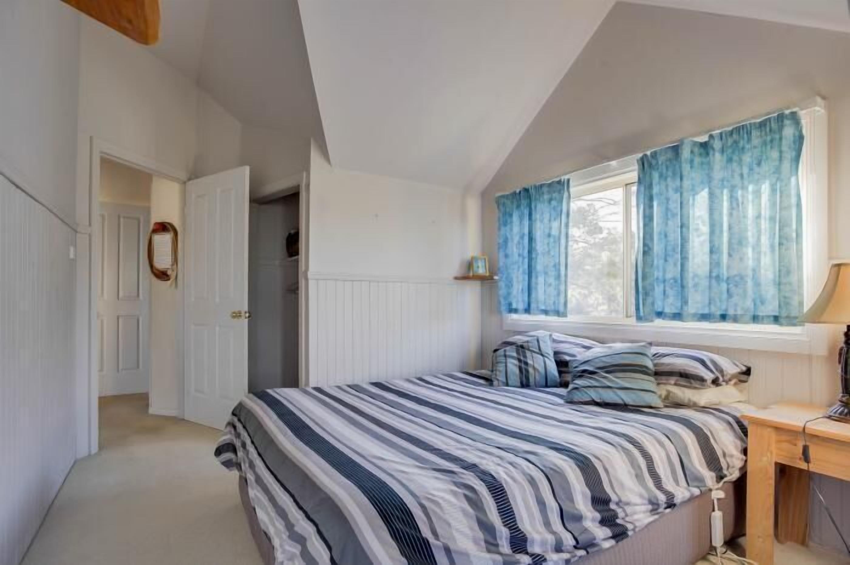 Premium bedding, desk, free cots/infant beds, rollaway beds