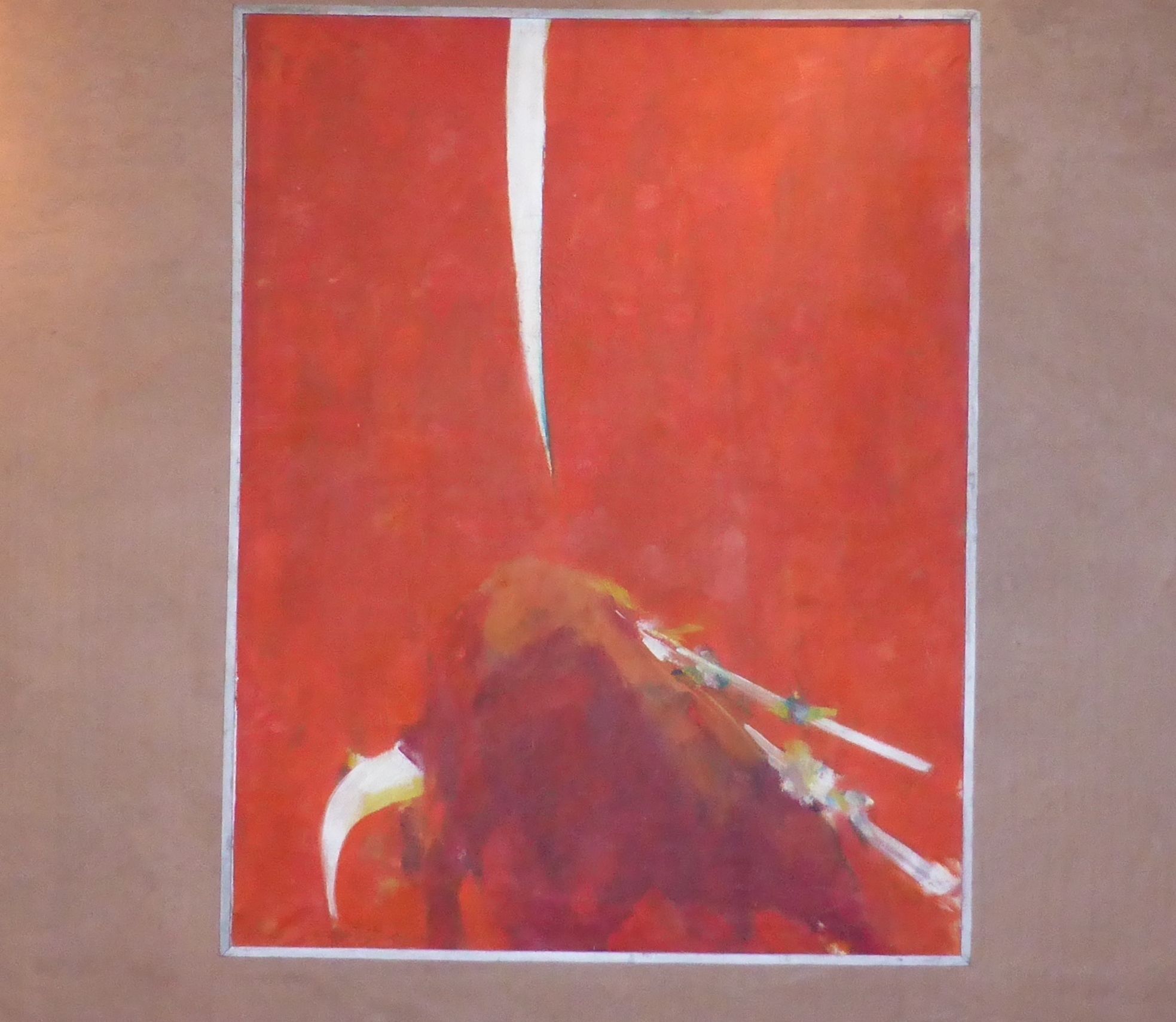 Un tableau avec un fond rouge et une ligne verticale blanche.
