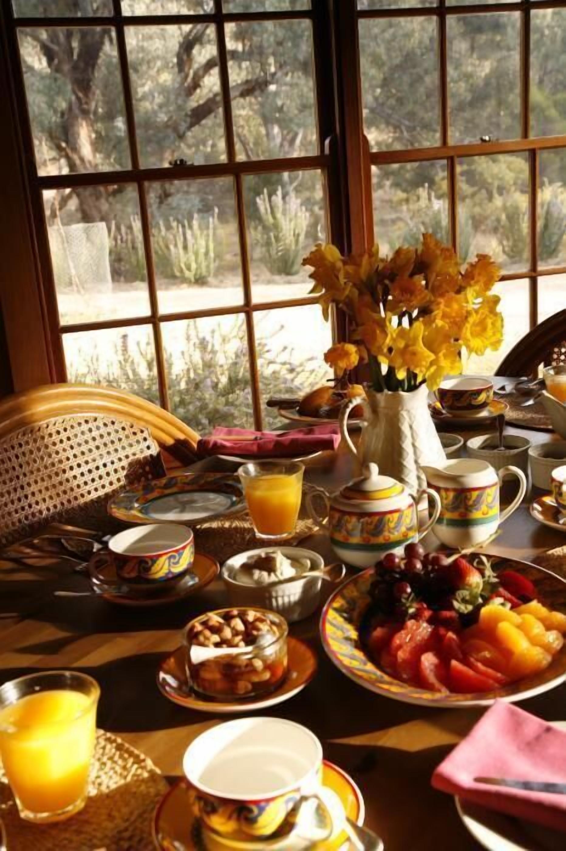 朝食 (セルフサービス)、週末に提供 (無料)