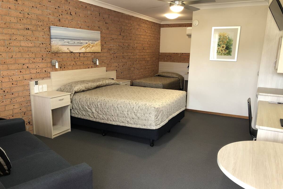 2 bedrooms, minibar, blackout curtains, soundproofing