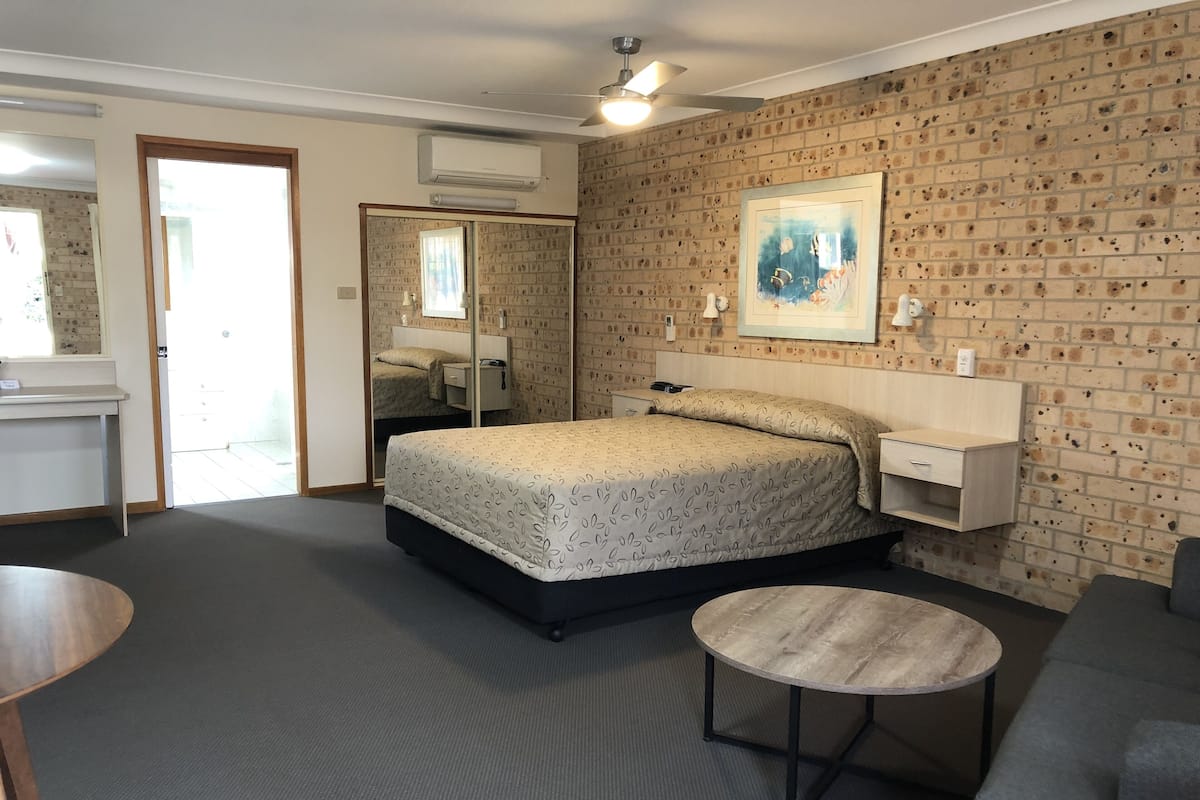 Executive Room, 1 Queen Bed, Jetted Tub, Garden Area (Deluxe Spa Suite) | Minibar, desk, laptop workspace, blackout drapes