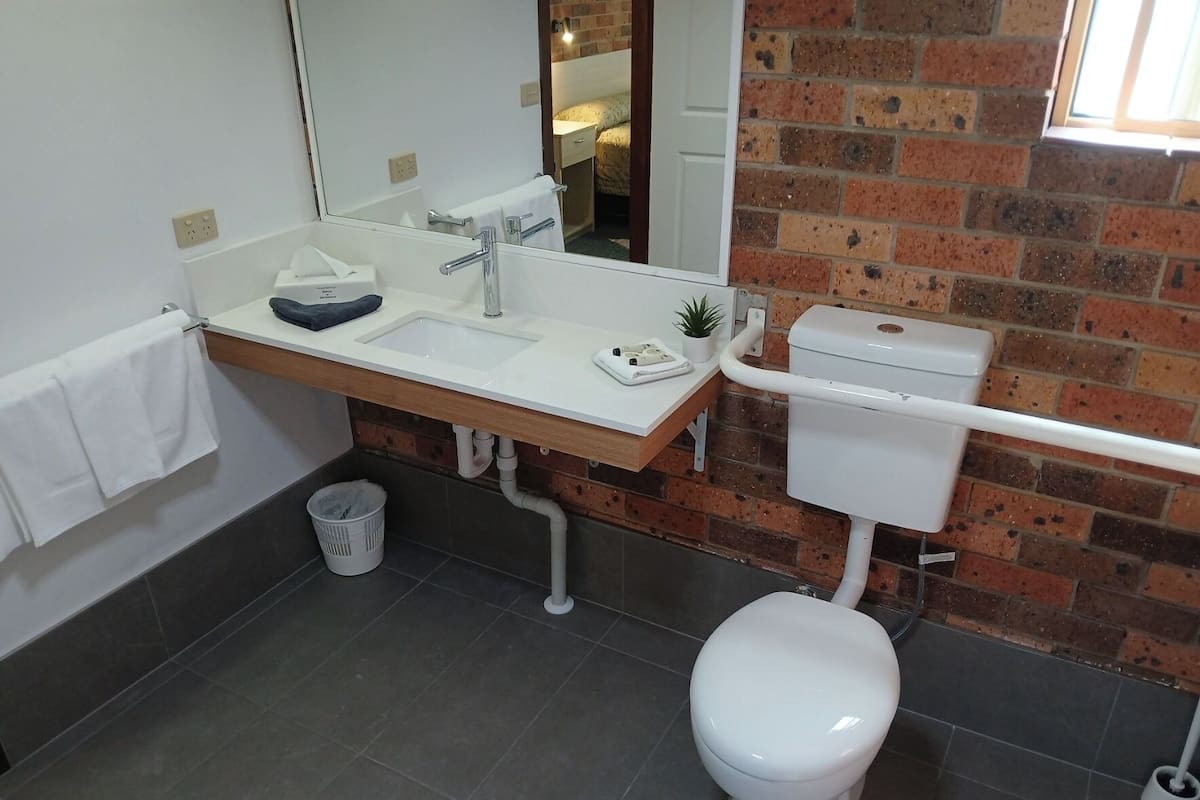 Standard Double Room, 1 Queen Bed, Mobility Accessible | Bathroom | Free toiletries, hair dryer, towels, soap