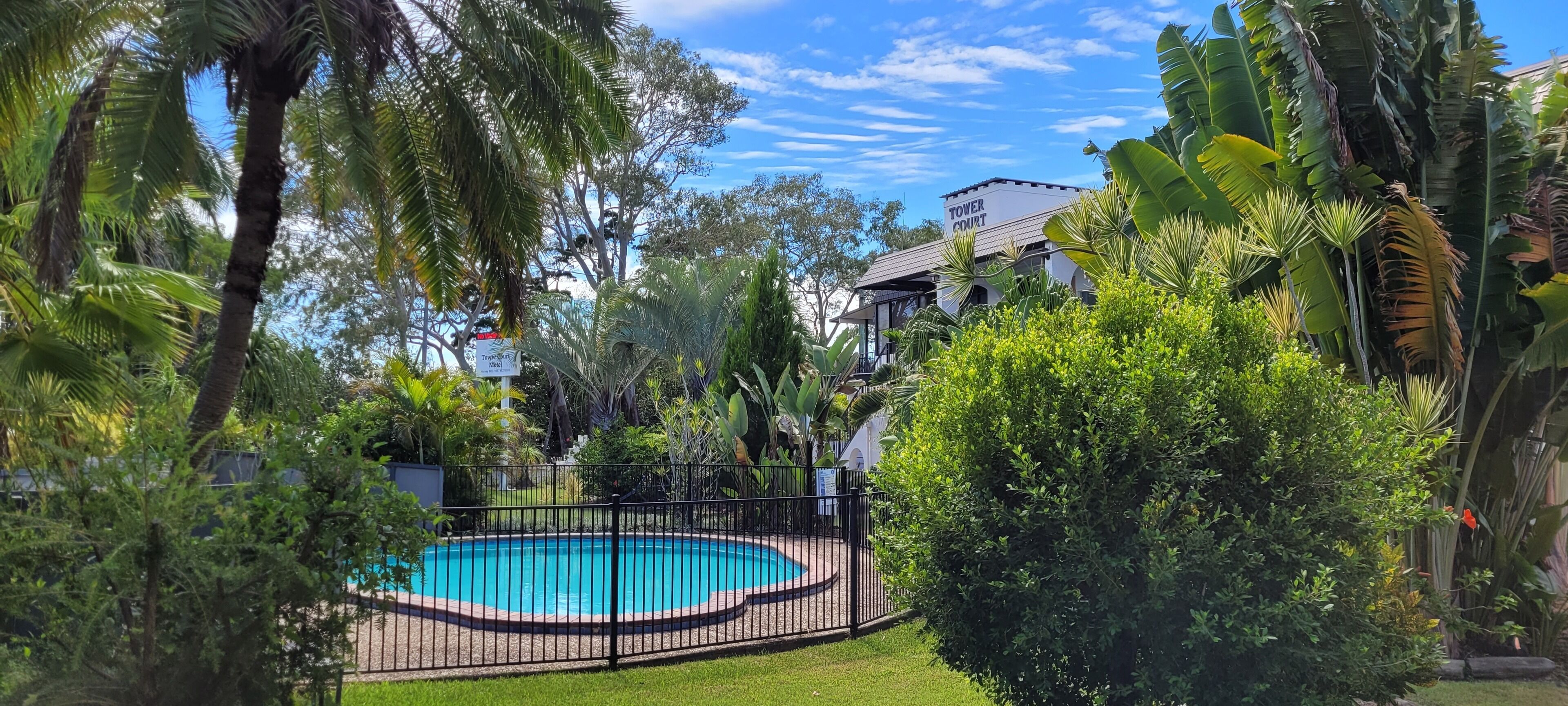 Una piscina al aire libre, tumbonas