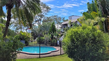 Una piscina al aire libre, tumbonas