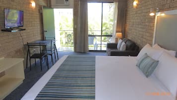 Habitación estándar, 1 cama Queen size | Escritorio, tabla de planchar con plancha, wifi gratis y ropa de cama