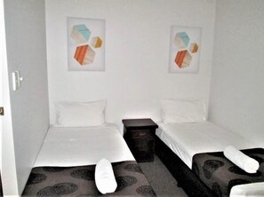 Economy Suite | Desk, iron/ironing board, free WiFi, bed sheets - Tower Court Motel (Torquay)