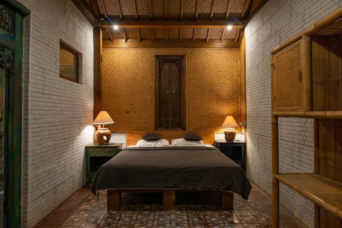 In-room safe, desk, WiFi (free), bed sheets