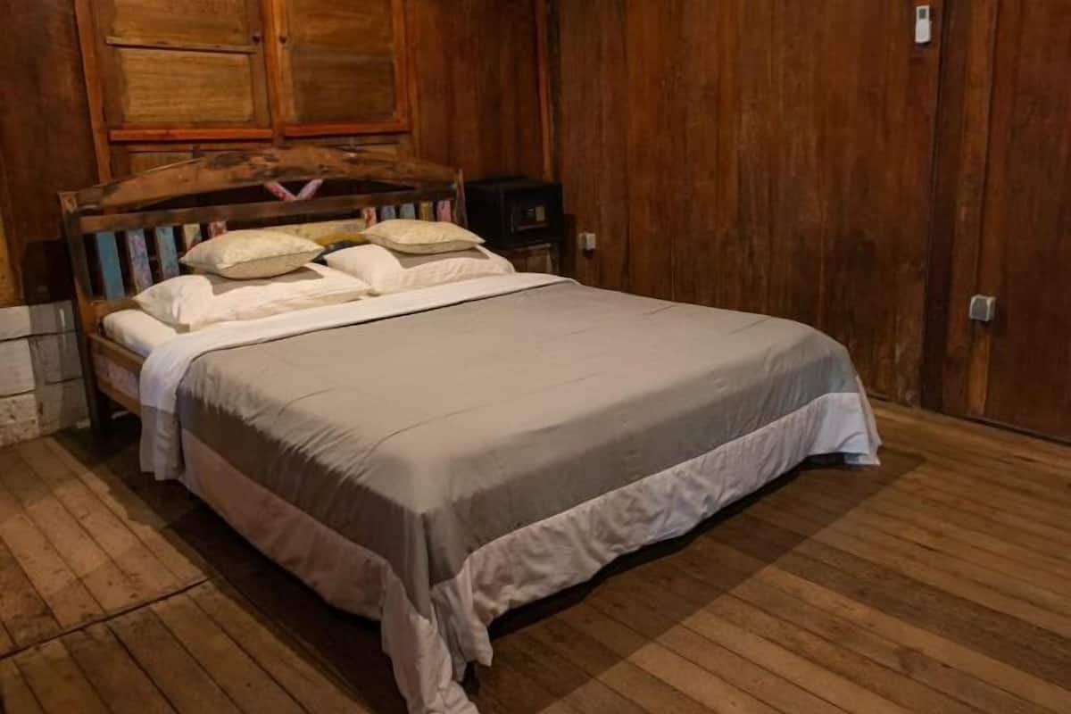 In-room safe, desk, free WiFi