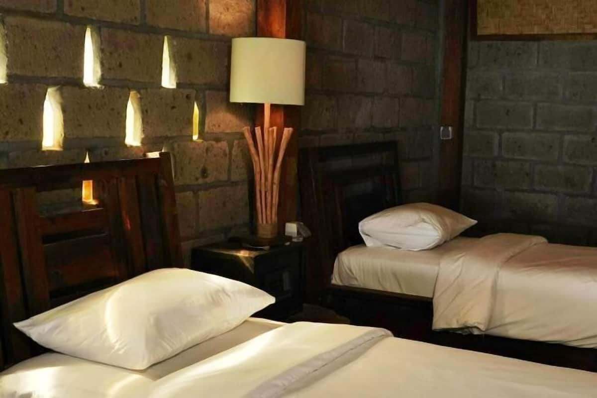 In-room safe, desk, free WiFi