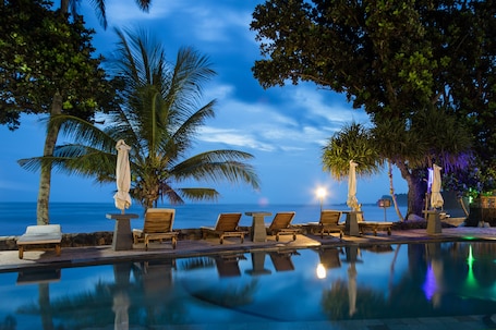 Una piscina al aire libre. Pondok Pitaya Hotel, Surfing & Yoga