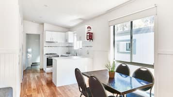 Cabaña Deluxe, 2 habitaciones | Cocina privada | Refrigerador, microondas y cafetera y tetera