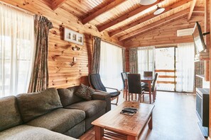 Suite, 2 Bedrooms, Jetted Tub | Bed sheets