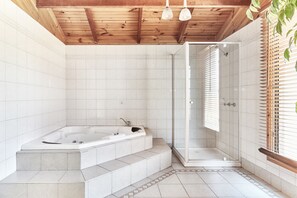 One Bedroom Spa Cottage | Bathroom | Shower, free toiletries, hair dryer, towels - Anglesea Family Caravan Park (Anglesea)