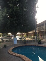 Una piscina al aire libre