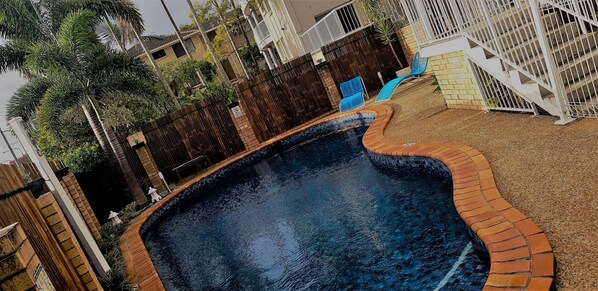 Een buitenzwembad, open van 08.00 uur tot 21.00 uur, en ligstoelen