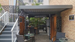 BBQ/picnic Area - Limassol Motel (Labrador)