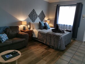 Individually decorated, blackout curtains, iron/ironing board, free WiFi - Limassol Motel (Labrador)