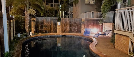 屋外プール、営業時間 8:00 ~ 21:00、サンラウンジャー