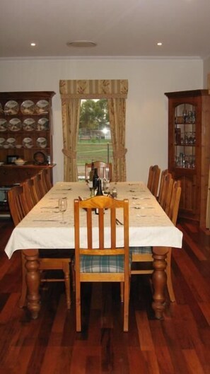 Breakfast, lunch and dinner served - Cabarita Lodge (Cabarita)