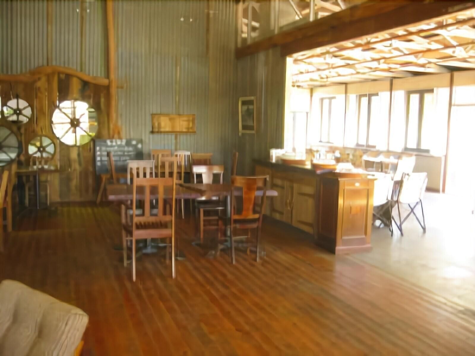 Phục vụ bữa trưa và bữa tối 