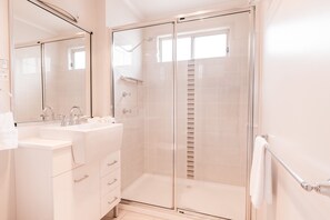 Deluxe Suite, 2 Bedrooms, Non Smoking, Kitchen (Deluxe Waterfront) | Bathroom | Hair dryer - Clyde View Holiday Park (Batehaven)