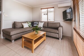 Deluxe Suite, 2 Bedrooms, Non Smoking, Kitchen (Deluxe Waterfront) | Living area