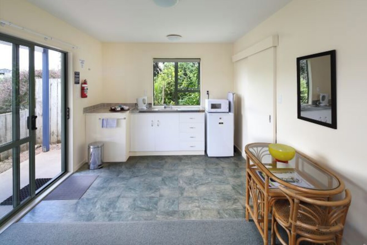 Private kitchen | Coffee/tea maker, fridge, microwave, electric kettle