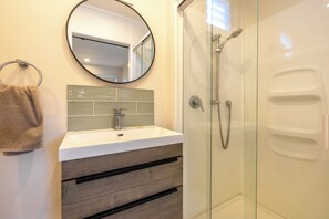 Garden Studio | Bathroom | Shower, rainfall showerhead, free toiletries, hair dryer - Waiheke Island Motel (Waiheke Island)