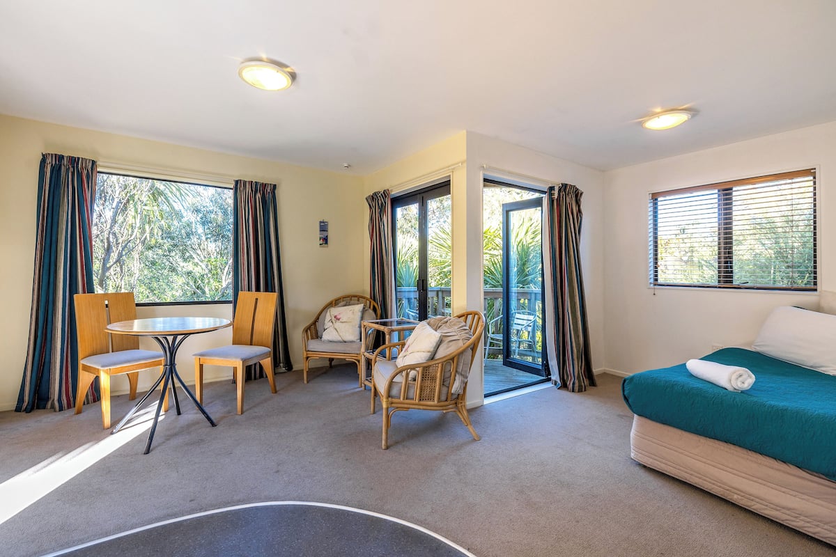 1 Bedroom Cottage | Living area | LCD TV